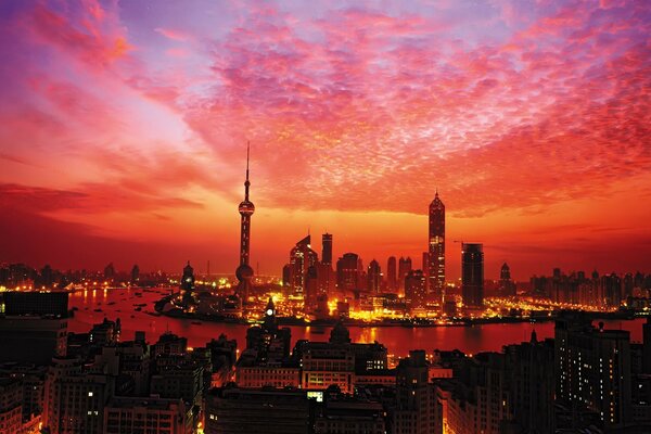 Lichter der Wolkenkratzer von Shanghai bei Sonnenuntergang