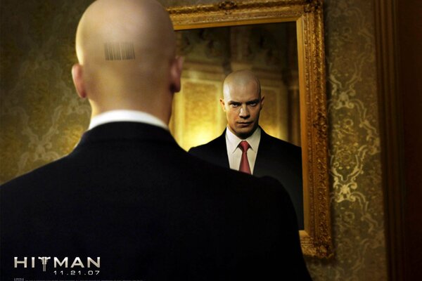 Hitman movie reflection in the mirror