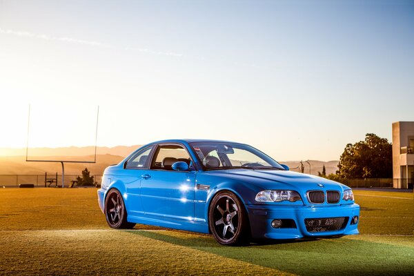 Coche azul en el fondo del cielo del amanecer