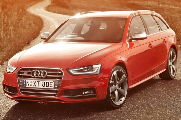 Audi na drodze w kolorze czerwonym, słoneczny Lazur