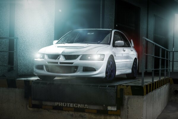 Mitsubishi evolution bianco, mitsubishi evolution bianco nell hangar, mitsubishi evolution bianco di notte, mitsubishi evolution bianco con fari accesi