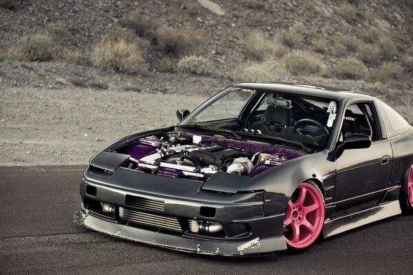 Nissan 240SX negro con Llantas Rosadas