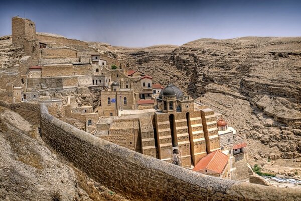 Fortezza tra ripide montagne e scogliere