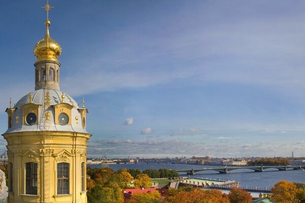 La cúpula del templo en el otoño de San Petersburgo