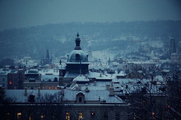 Spojrzenie na niebieskie zimowe miasto