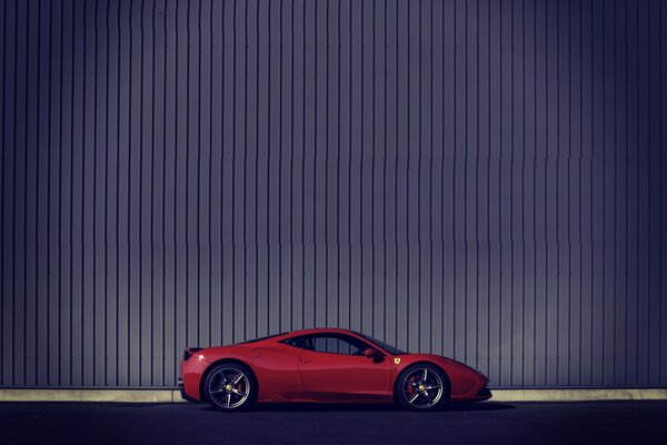 Ferrari rojo, speciale vista lateral remotamente