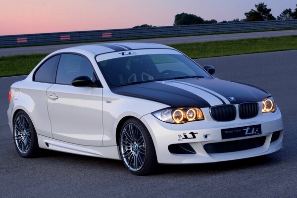 Voiture de marque BMW sur la route pendant le coucher du soleil