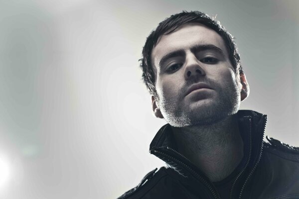 DJ Gareth Emery Mira hacia abajo