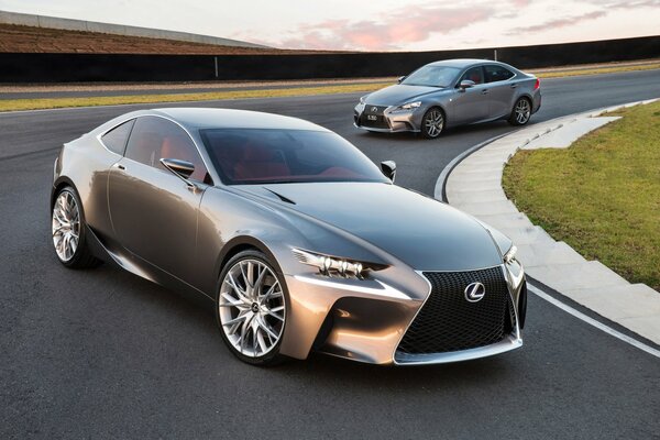 Lexus is350 LF-cc Concept Car en una curva cerrada