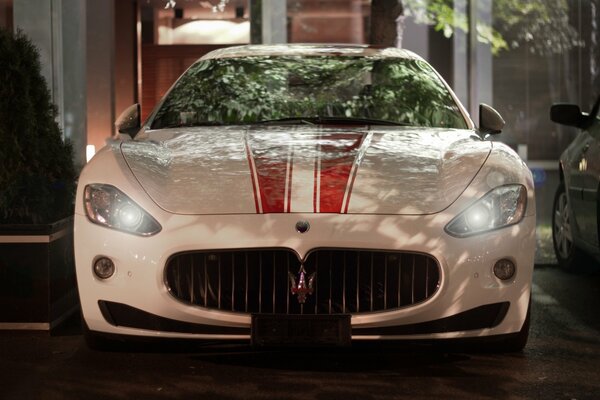 Coche maserati con faros nocturnos