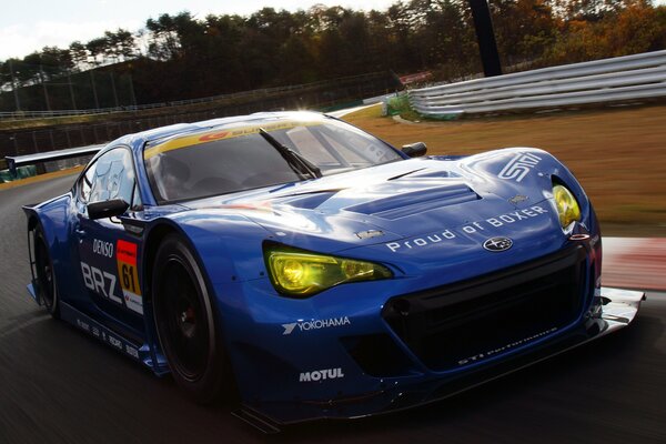 Voiture de course bleue sur la route