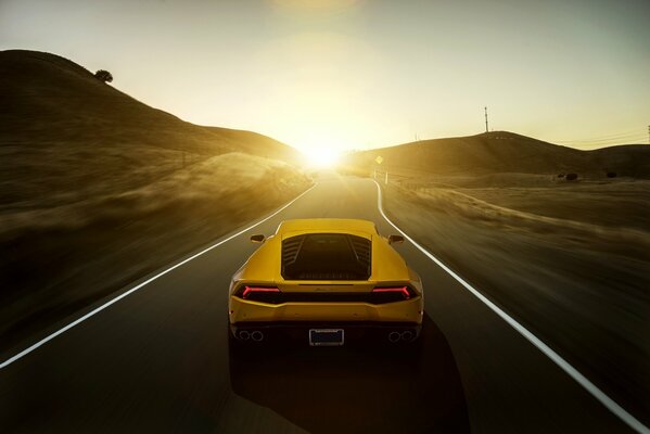 Rückansicht eines gelben Lamborghini-Autos bei Sonnenuntergang