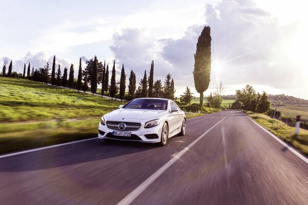 Blanco mersedes benz clase s, mersedes benz clase s coupé en la carretera, mersedes benz clase s coupé en el tráfico fuera de la ciudad, mersedes benz clase s coupé a gran velocidad en la carretera