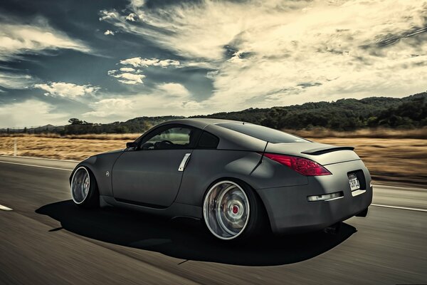 Un nissan 350Z plateado corre por la pista