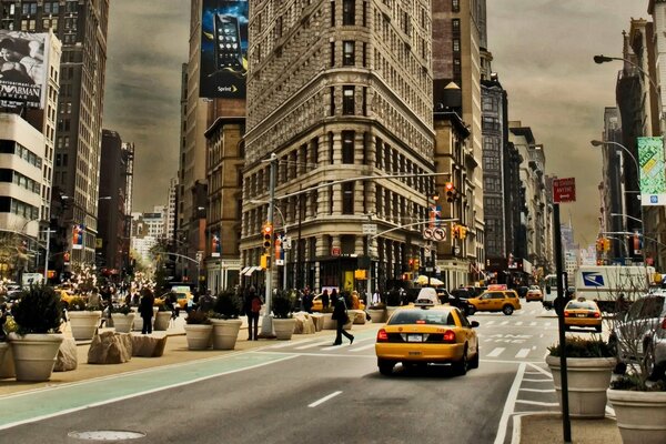 Taxi dans une rue de New York par temps nuageux