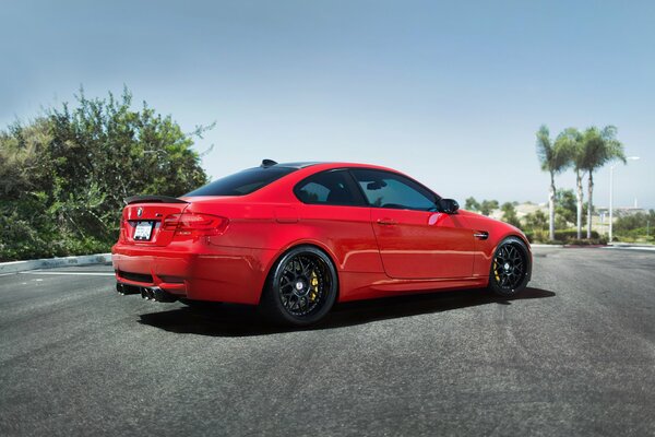 La BMW rossa è bella su Tutte le strade