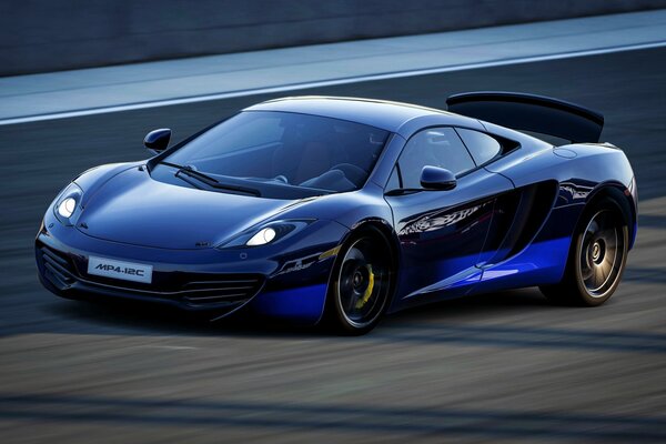 L auto blu della mclaren, mp4-12C guida alla velocità