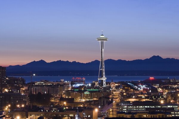 La ville de Seattle au crépuscule du soir