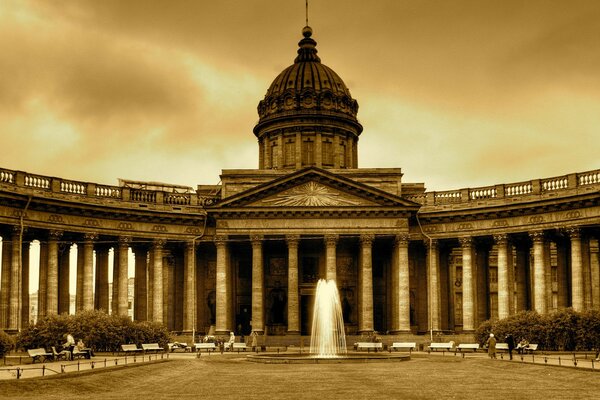Cattedrale di Kazan con fontana a San Pietroburgo