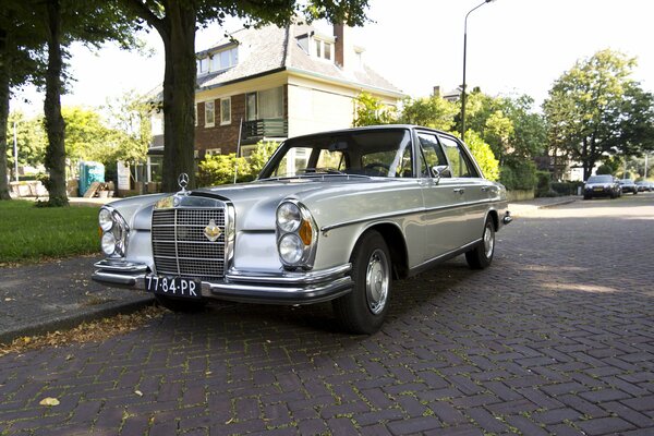 Una Mercedes-benz rara parcheggiata sul ciglio della strada