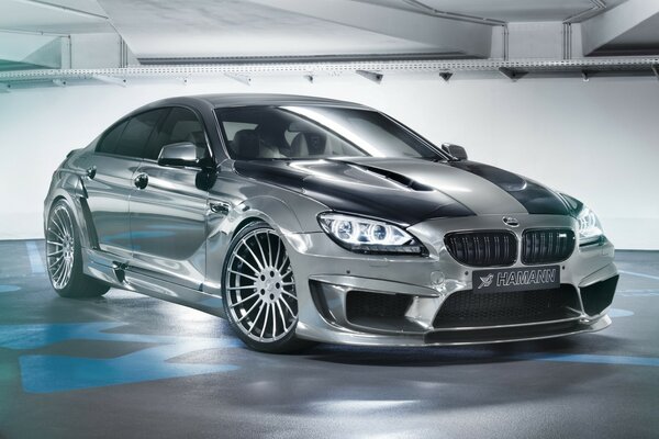 Argento BMW m5 in mostra al centro