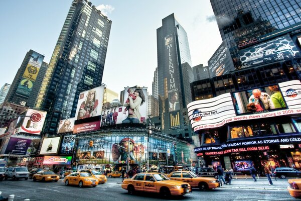 Una calle de nueva York con rascacielos y taxis