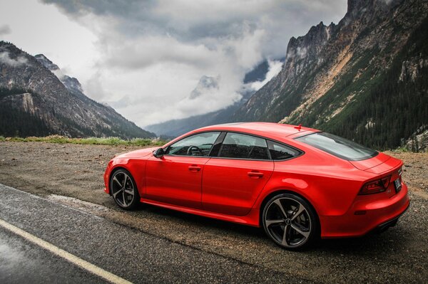 Audi rouge sur fond de montagnes