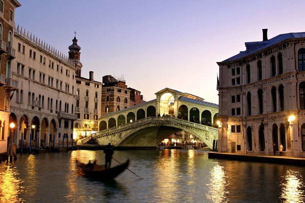 Italie. Venise. Gondolier. Pont