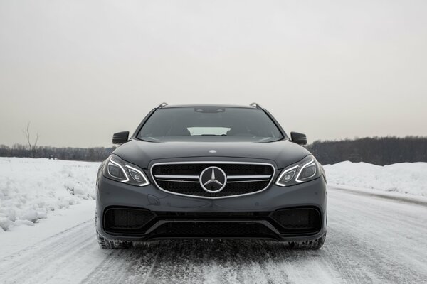 Mercedes en una carretera de invierno desértica