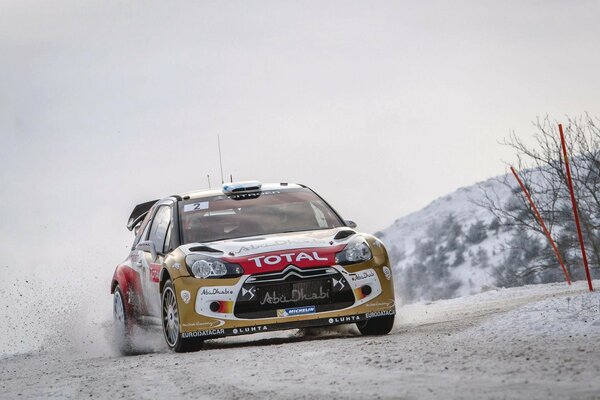 Coche de carreras en la pista de nieve