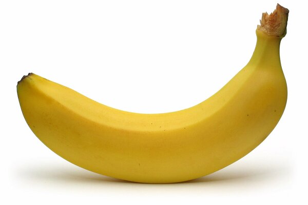 Одинокий банан на белом фоне