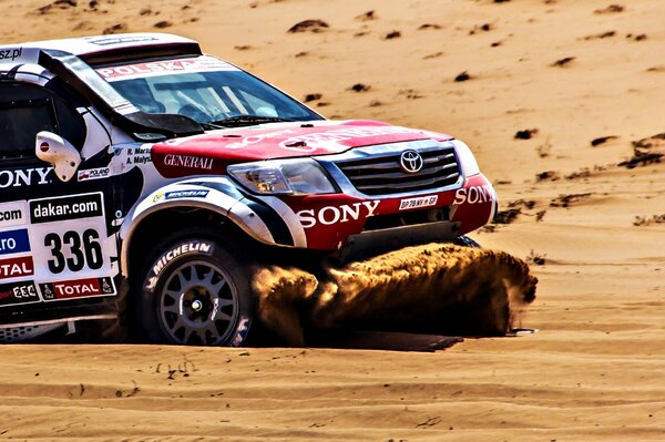 El SUV de Toyota supera la arena en el Dakar