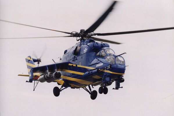 Hubschrauber im brennenden Prloosk im blauen Himmel