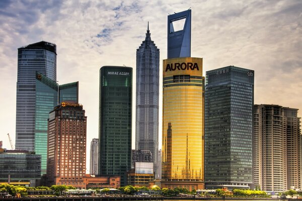 Niebo nad wieżowcami w Szanghaju
