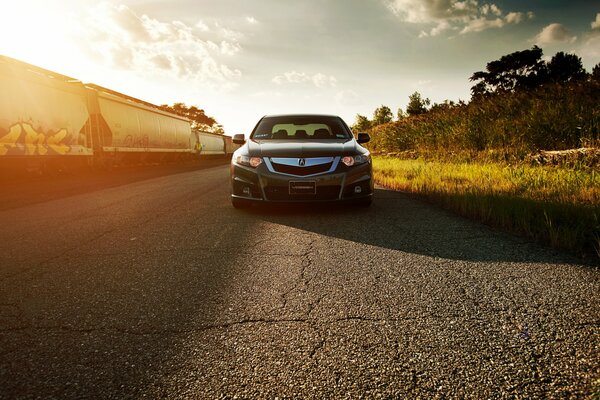 Honda si trova sulla strada sullo sfondo del tramonto