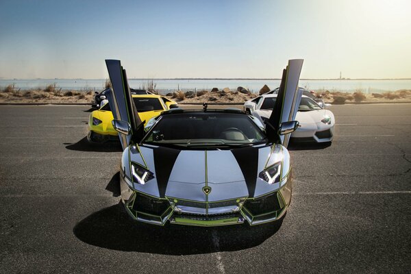 Lamborghini blanc avec portes ouvertes