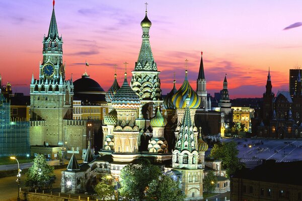 Vista del Kremlin por la noche con luces