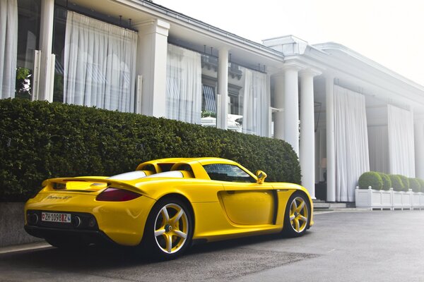 Автомобиль-суперкар Порше Carrera GT жёлтый