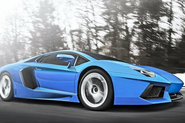 Blauer Lamborghini aventador lp700-4 supersportwagen