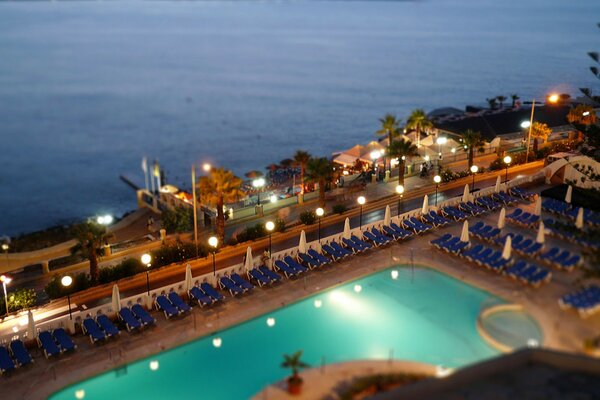 Mar. Fuegos. Piscina. Noche