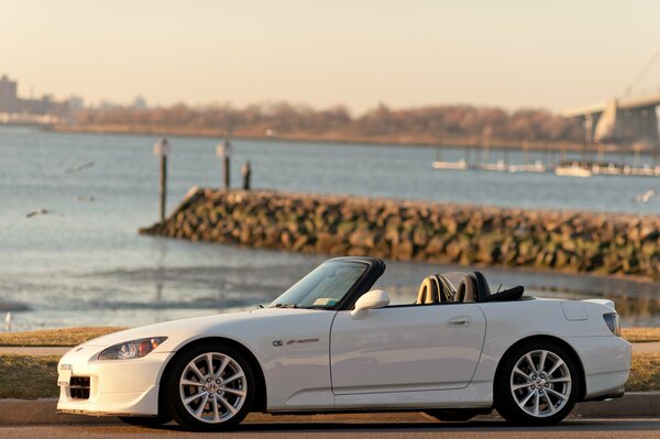 Honda S2000 convertible, Blanco Honda S2000 convertible, Honda convertible en el lago, Honda convertible en la bahía