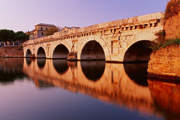 Riflesso dell antico ponte e della casa nell acqua