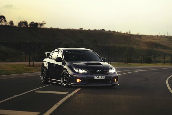 Auto Subaru con faro acceso