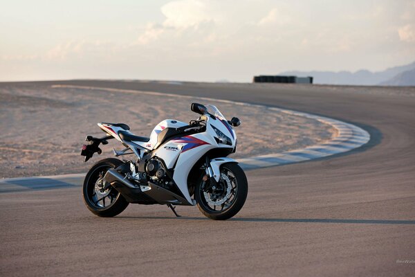 Honda fireblade cbr1000r se tient sur la route