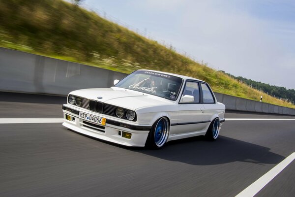 Bmw e30 z rozmyciem na torze