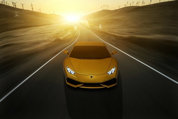 Lamborghini jaune au coucher du soleil