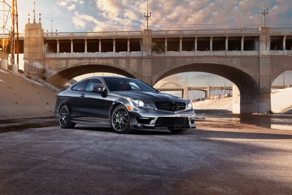 Elegancki czarny samochód Mercedes AMG C 63