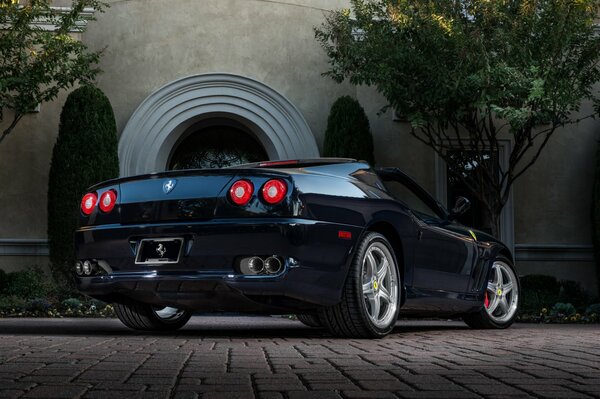 Elegante Ferrari parcheggiata vicino all edificio