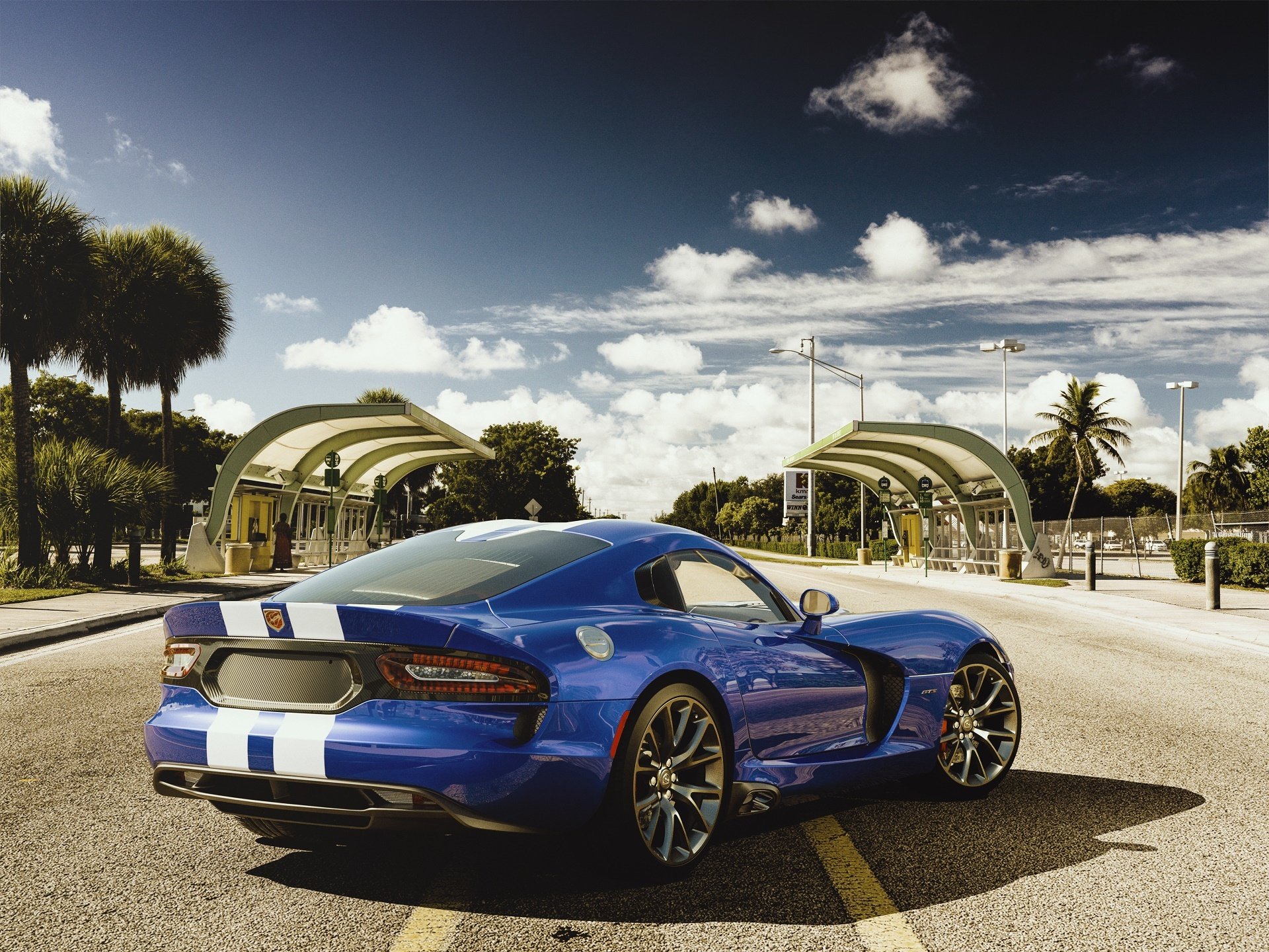 esquiver vipère srt sport voiture bleu route