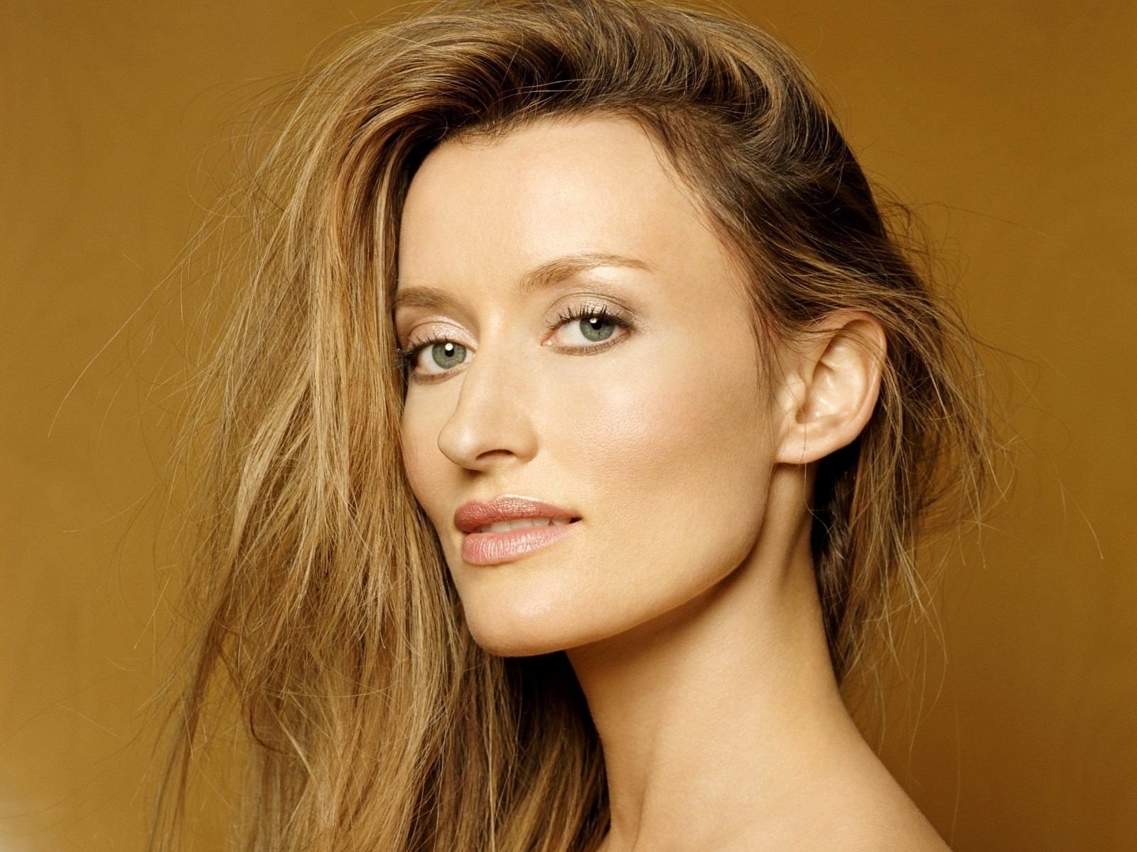 natascha mcelhone наташа макэлхоун актриса фон лицо улыбка зеленоглазая рыжая волосы портрет взгляд глаза фотомодели девушки женщины